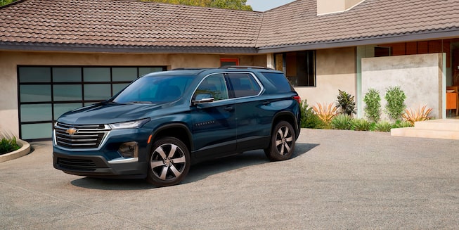 Chevrolet Traverse 2023, camioneta para 8 pasajeros con espejos exteriores al color de la carrocería con ajuste eléctrico